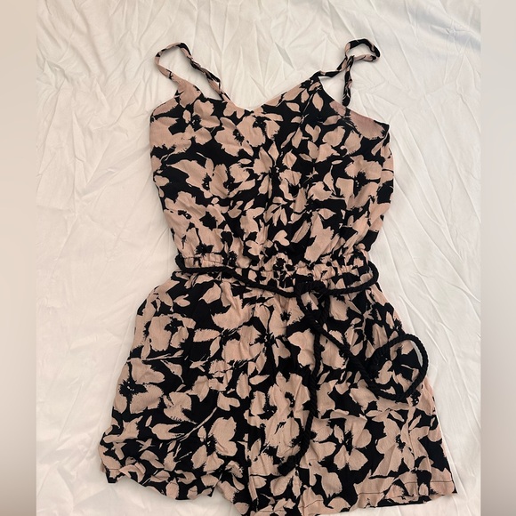 Evereve Romper - Picture 2 of 7